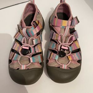 Keen Newport H2 Closed Toe/Fishermen Sandal Youth size 5 Women’s Size 7